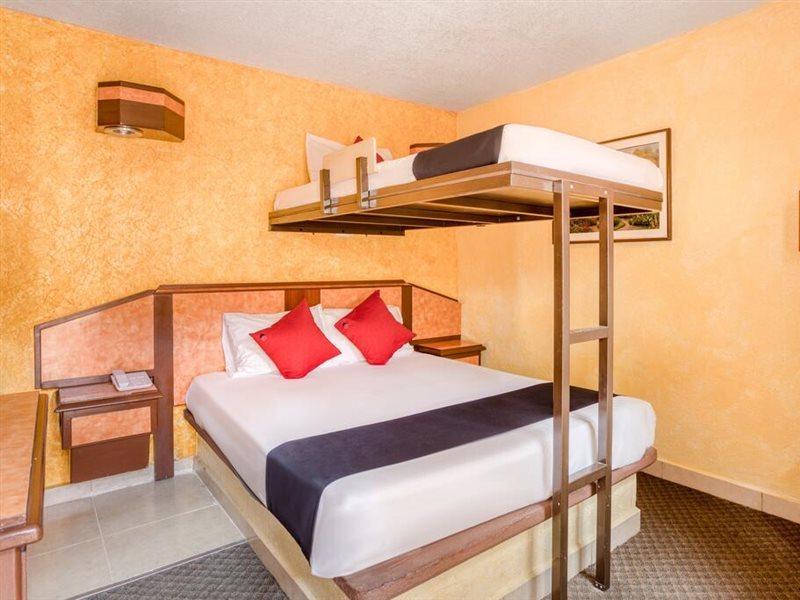 פואבלה Capital O Hotel Valencia מראה חיצוני תמונה